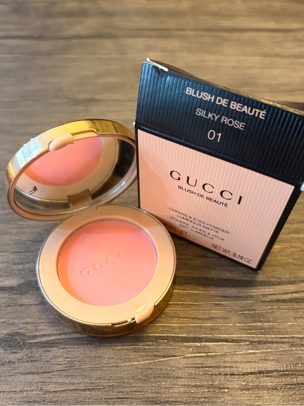 GUCCI BLUSH DE BEAUTÉ
CHEEKS & EYES POWDER LUMINOUS MATTE- Silky Rose/01 - NIB